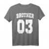 Brother 03 Geschenk für den großen Bruder & kleinen Bruder - Lustiges Highschool Style T-Shirt für HapDog, Weihnachten & Familienfeste