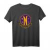 HapDog Gothic T-Shirt mit Nevermore Academy Schulwappen - Addams Family, Raven & Horror Design für Fans, Halloween & Geburtstagsgeschenk