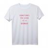 Sometimes The King Is A Woman T-Shirt – Empowerndes Trendshirt als Geschenk für Frauen, Männer, Mädchen & Jungen zu Weihnachten & Geburtstag