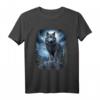 Wölfe auf Hügel mit Mond und Universum Fantasy Natur T-Shirt - Magisches Design für Wolf- und Naturliebhaber