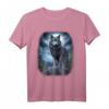 Wölfe auf Hügel mit Mond und Universum Fantasy Natur T-Shirt - Magisches Design für Wolf- und Naturliebhaber