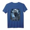 Wölfe auf Hügel mit Mond und Universum Fantasy Natur T-Shirt - Magisches Design für Wolf- und Naturliebhaber
