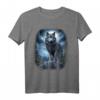 Wölfe auf Hügel mit Mond und Universum Fantasy Natur T-Shirt - Magisches Design für Wolf- und Naturliebhaber
