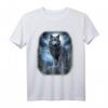 Wölfe auf Hügel mit Mond und Universum Fantasy Natur T-Shirt - Magisches Design für Wolf- und Naturliebhaber