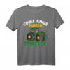 Coole Jungs fahren Traktor - Landwirtschaft Sprüche T-Shirt für Kinder und Trecker-Liebhaber, perfekt als Geschenk zum Geburtstag oder Weihnachten