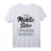 Lustiges Middle Sister Shirt - I Am Reason We Have Rules - Humorvolles Geschwister T-Shirt für Rivalität & Familienmomente