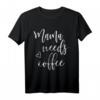 Mama Needs Kaffee T-Shirt für Frauen – Lustiges Muttertagsgeschenk, Weihnachten, Geburtstag & Familiengeschenk