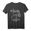 Mama Needs Kaffee T-Shirt für Frauen – Lustiges Muttertagsgeschenk, Weihnachten, Geburtstag & Familiengeschenk