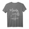 Mama Needs Kaffee T-Shirt für Frauen – Lustiges Muttertagsgeschenk, Weihnachten, Geburtstag & Familiengeschenk