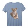 Löwen-Mama mit Baby T-Shirt - Farbenfrohes Afrika Motiv für Wildtiere- und Afrika-Fans