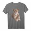 Löwen-Mama mit Baby T-Shirt - Farbenfrohes Afrika Motiv für Wildtiere- und Afrika-Fans