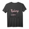 Geschenk werdene Mutter Zwillinge Twins loading T-Shirt - Perfekte Geburtstags- oder Babyshower-Geschenkidee für werdende Zwillingsmütter