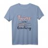 Geschenk werdene Mutter Zwillinge Twins loading T-Shirt - Perfekte Geburtstags- oder Babyshower-Geschenkidee für werdende Zwillingsmütter