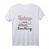 Geschenk werdene Mutter Zwillinge Twins loading T-Shirt - Perfekte Geburtstags- oder Babyshower-Geschenkidee für werdende Zwillingsmütter