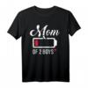 Mama von zwei Jungs leere Batterie T-Shirt – Humorvolles Muttertags- und Weihnachtsgeschenk für Mütter mit Söhnen