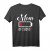 Mama von zwei Jungs leere Batterie T-Shirt – Humorvolles Muttertags- und Weihnachtsgeschenk für Mütter mit Söhnen