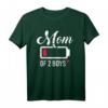 Mama von zwei Jungs leere Batterie T-Shirt – Humorvolles Muttertags- und Weihnachtsgeschenk für Mütter mit Söhnen