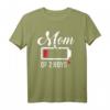 Mama von zwei Jungs leere Batterie T-Shirt – Humorvolles Muttertags- und Weihnachtsgeschenk für Mütter mit Söhnen