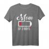 Mama von zwei Jungs leere Batterie T-Shirt – Humorvolles Muttertags- und Weihnachtsgeschenk für Mütter mit Söhnen