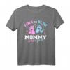 Gender Reveal Mama Mutter T-Shirt - Klassisches T-Shirt mit 'Mama liebt dich' für Babypartys & Geschlechtsenthüllungen
