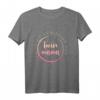 Zwillingsmama T-Shirt - Zweimal gesegnet, zweimal müde lustiges Muttershirt für Zwillingsmütter mit Jungen und Mädchen