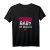 Werdende Mutter Geschenk | Babyfüße Mama ist Schwanger T-Shirt – Lustiges Schwangerschafts-T-Shirt für werdende Mamas und Babyparty-Geschenk
