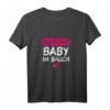 Werdende Mutter Geschenk | Babyfüße Mama ist Schwanger T-Shirt – Lustiges Schwangerschafts-T-Shirt für werdende Mamas und Babyparty-Geschenk