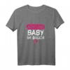Werdende Mutter Geschenk | Babyfüße Mama ist Schwanger T-Shirt – Lustiges Schwangerschafts-T-Shirt für werdende Mamas und Babyparty-Geschenk