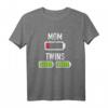 Zwillinge Mama Batterie T-Shirt – Humorvolles Geschenk für werdende Eltern von Zwillingen, Mama mit doppelter Energie