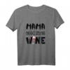 Mama Needs Some Wine - Lustiges Wein T-Shirt als Muttertags-, Geburtstags- und Valentinstagsgeschenk für Damen