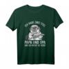 Herren Ich habe zwei Titel Papa und Opa Gitarre Mops Vatertag T-Shirt – Lustiges Geschenk für Vater und Großvater mit Hund und Gitarre