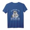 Herren Ich habe zwei Titel Papa und Opa Gitarre Mops Vatertag T-Shirt – Lustiges Geschenk für Vater und Großvater mit Hund und Gitarre