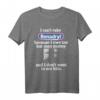 Ich kann Benadryl nicht einnehmen, weil ich The Hat Man Geld schulde T-Shirt - Lustiges Grafik-T-Shirt für Geburtstage, Feiertage & Geschenkideen