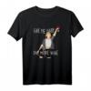 Give me baby one more wine - Humorvolles Wein & Popmusik T-Shirt für Weinliebhaber & Gelegenheitstrinker