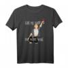 Give me baby one more wine - Humorvolles Wein & Popmusik T-Shirt für Weinliebhaber & Gelegenheitstrinker