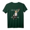 Give me baby one more wine - Humorvolles Wein & Popmusik T-Shirt für Weinliebhaber & Gelegenheitstrinker
