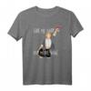 Give me baby one more wine - Humorvolles Wein & Popmusik T-Shirt für Weinliebhaber & Gelegenheitstrinker