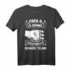 Papa & 3 Söhne Chaos Team T-Shirt - Witziges Familienoutfit für Vatertag & humorvolle Vätergeschenke