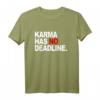 Karma Has No Deadline lustiges Karma Spruch Geschenk T-Shirt - Perfektes humorvolles Geschenk für Freunde, Familie & Kollegen zu Geburtstag oder Weihnachten