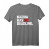 Karma Has No Deadline lustiges Karma Spruch Geschenk T-Shirt - Perfektes humorvolles Geschenk für Freunde, Familie & Kollegen zu Geburtstag oder Weihnachten