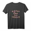 Ich werde Oma 2021 Loading Blumen Überraschung T-Shirt – Lustige Schwangerschaftsankündigung & Geschenk für die zukünftige Oma