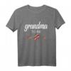Grandma To Be LGBT Schwangerschaft Ankündigung T-Shirt – Lustiges Gay Pride Geschenk für Oma zur Babyparty & Schwangerschaftsfreude