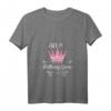 Lustiges Damen T-Shirt zum 80. Geburtstag mit Prinzessinnenkrone - Perfekt für Frauen, Mütter und Omas, rosa V-Ausschnitt