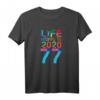 LIFE HAPPENS 2020 77. Geburtstag T-Shirt – Buntes Geschenk für Oma, Opa & alle 1943 Geborenen