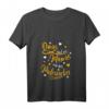 Omas sind wie Mamas nur mit Puderzucker - Lustiges Oma T-Shirt mit Herz & Sternen für Geburtstag, Muttertag & Weihnachten