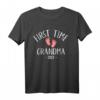 Zum ersten Mal Oma 2022 T-Shirt - Schwangerschaftsankündigung für werdende Großmutter, klassisch geschnitten