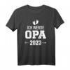 Ich werde Opa 2023 Schwangerschaft verkünden T-Shirt - Klassisch geschnitten, doppelt genähter Saum, perfektes Geschenk zur Babyankündigung