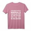 Unterschätze niemals einen alten Mann aus Schlesien T-Shirt – Geschenk für Opa, Papa & Familienmitglieder mit Stolz auf Schlesien