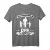 Herren Opa T-Shirt mit zwei Enkelsöhnen - Hoch 2 Opa Geschenk für stolze Großväter
