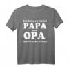Ich habe zwei Titel Papa und Opa ich rocke beide - Humorvolles Vatertag T-Shirt für Papa und Opa mit klassischem Schnitt